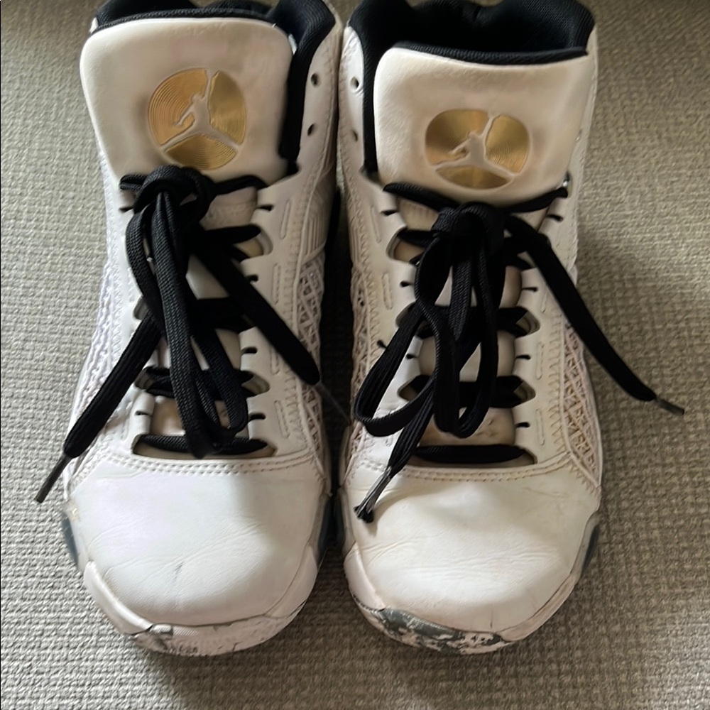 Gently used white, black, and gold Nike Jordan’s. Youth size 5. DZ3499-107.